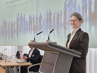 Foto einer Person am Rednerpult