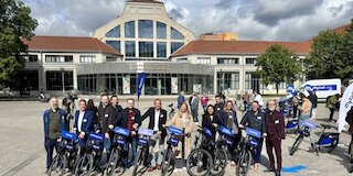 Gruppenfoto mit Fahrrädern