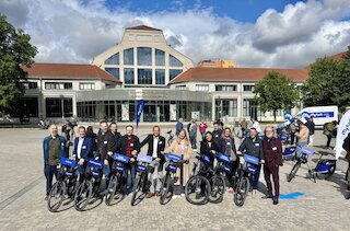 Gruppenfoto mit Fahrrädern