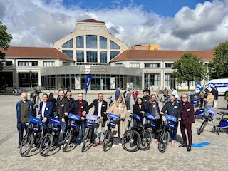 Gruppenfoto mit Fahrrädern