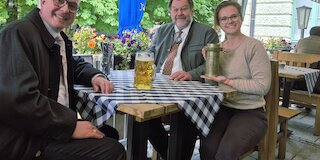 V. l.: Mit einer historischen „Mutter einer bayerischen Maß“ und einem heutigen Maßkrug erinnern Florian Streibl, Fraktionsvorsitzender der Freien Wähler im Bayerischen Landtag, Stefan Thums, Leiter des Bayerischen Landesamts für Maß und Gewicht, und GZ-Verlegerin Theresa von Hassel am Welttag der Metrologie (20. Mai) an die Geschichte des bayerischen Biermaßes. Bild: CH