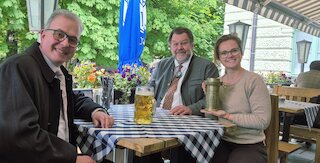 V. l.: Mit einer historischen „Mutter einer bayerischen Maß“ und einem heutigen Maßkrug erinnern Florian Streibl, Fraktionsvorsitzender der Freien Wähler im Bayerischen Landtag, Stefan Thums, Leiter des Bayerischen Landesamts für Maß und Gewicht, und GZ-Verlegerin Theresa von Hassel am Welttag der Metrologie (20. Mai) an die Geschichte des bayerischen Biermaßes. Bild: CH