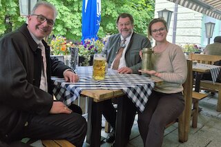 V. l.: Mit einer historischen „Mutter einer bayerischen Maß“ und einem heutigen Maßkrug erinnern Florian Streibl, Fraktionsvorsitzender der Freien Wähler im Bayerischen Landtag, Stefan Thums, Leiter des Bayerischen Landesamts für Maß und Gewicht, und GZ-Verlegerin Theresa von Hassel am Welttag der Metrologie (20. Mai) an die Geschichte des bayerischen Biermaßes. Bild: CH