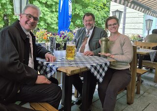V. l.: Mit einer historischen „Mutter einer bayerischen Maß“ und einem heutigen Maßkrug erinnern Florian Streibl, Fraktionsvorsitzender der Freien Wähler im Bayerischen Landtag, Stefan Thums, Leiter des Bayerischen Landesamts für Maß und Gewicht, und GZ-Verlegerin Theresa von Hassel am Welttag der Metrologie (20. Mai) an die Geschichte des bayerischen Biermaßes. Bild: CH