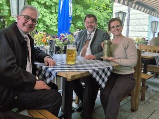 V. l.: Mit einer historischen „Mutter einer bayerischen Maß“ und einem heutigen Maßkrug erinnern Florian Streibl, Fraktionsvorsitzender der Freien Wähler im Bayerischen Landtag, Stefan Thums, Leiter des Bayerischen Landesamts für Maß und Gewicht, und GZ-Verlegerin Theresa von Hassel am Welttag der Metrologie (20. Mai) an die Geschichte des bayerischen Biermaßes. Bild: CH