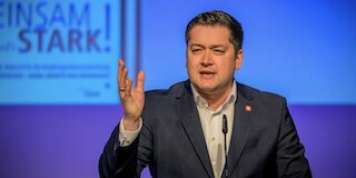 Foto einer Person am Rednerpult