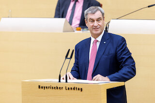 Foto einer Person am Rednerpult