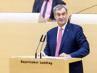 Foto einer Person am Rednerpult