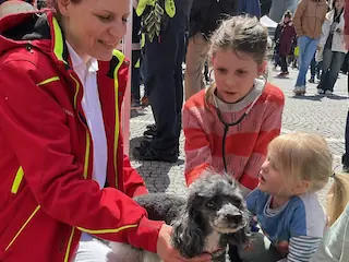 Bild von drei Personen und einem Hund