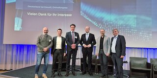 Diskutierten die „Digitale Infrastruktur für Bayerns“: v.l. Christoph Ostler, Geschäftsführer, Connected Reality, Dr.-Ing. Martin Elsberger, Referatsleiter IuK-Wirtschaft, Telekommunikation, Bayerisches Staatsministerium für Wirtschaft, Landesentwicklung und Energie, Udo Harbers, Beauftragter Landespolitik Bayern und Sachsen, Deutsche Telekom AG, Group Headquarters, Public and Regulatory Affairs, Albert Füracker, MdL, Staatsminister, Bayerisches Staatsministerium der Finanzen und für Heimat, Prof. Dr.-Ing. Giovanni Del Galdo, Institutsleiter, Fraunhofer-Institut für Integrierte Schaltungen IIS und Bertram Brossardt, Hauptgeschäftsführer, vbw, der die Veranstaltung moderierte. Bild: CH