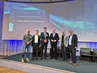 Diskutierten die „Digitale Infrastruktur für Bayerns“: v.l. Christoph Ostler, Geschäftsführer, Connected Reality, Dr.-Ing. Martin Elsberger, Referatsleiter IuK-Wirtschaft, Telekommunikation, Bayerisches Staatsministerium für Wirtschaft, Landesentwicklung und Energie, Udo Harbers, Beauftragter Landespolitik Bayern und Sachsen, Deutsche Telekom AG, Group Headquarters, Public and Regulatory Affairs, Albert Füracker, MdL, Staatsminister, Bayerisches Staatsministerium der Finanzen und für Heimat, Prof. Dr.-Ing. Giovanni Del Galdo, Institutsleiter, Fraunhofer-Institut für Integrierte Schaltungen IIS und Bertram Brossardt, Hauptgeschäftsführer, vbw, der die Veranstaltung moderierte. Bild: CH