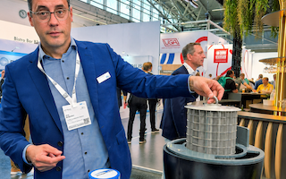 Jens Borgmann präsentiert den herausnehmbaren Filtereinsatz des UrbanClean-Systems zur Behandlung von Niederschlagswasser.. Bild: CH