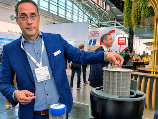 Jens Borgmann präsentiert den herausnehmbaren Filtereinsatz des UrbanClean-Systems zur Behandlung von Niederschlagswasser.. Bild: CH