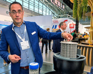 Jens Borgmann präsentiert den herausnehmbaren Filtereinsatz des UrbanClean-Systems zur Behandlung von Niederschlagswasser.. Bild: CH