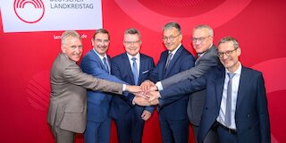 Unser Bild zeigt das aktuelle Präsidium des Deutschen Landkreistags. V.l. die Landräte Patrik Lauer, Sven Ambrosy, Dr. Achim Brötel (Präsident), Thomas Karmasin und Götz Ulrich mit Hauptgeschäftsführer Dr. Kay Ruge. Bild: Deutscher Landkreistag