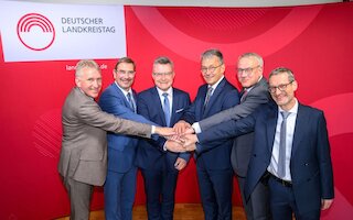 Unser Bild zeigt das aktuelle Präsidium des Deutschen Landkreistags. V.l. die Landräte Patrik Lauer, Sven Ambrosy, Dr. Achim Brötel (Präsident), Thomas Karmasin und Götz Ulrich mit Hauptgeschäftsführer Dr. Kay Ruge. Bild: Deutscher Landkreistag