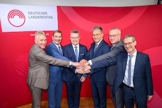 Unser Bild zeigt das aktuelle Präsidium des Deutschen Landkreistags. V.l. die Landräte Patrik Lauer, Sven Ambrosy, Dr. Achim Brötel (Präsident), Thomas Karmasin und Götz Ulrich mit Hauptgeschäftsführer Dr. Kay Ruge. Bild: Deutscher Landkreistag