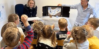 Foto einer Kindergartengrppe beim Vortrag