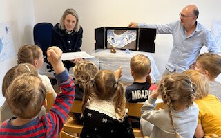 Foto einer Kindergartengrppe beim Vortrag