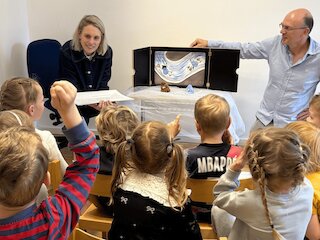 Foto einer Kindergartengrppe beim Vortrag