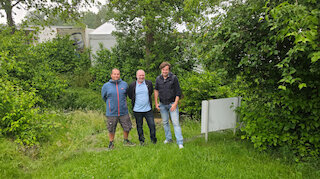 Matthias Schlicker, Roman Pekis und Michael von Hassel an der renaturierten Kleinen Paar. Bild: Gemeinde Baar