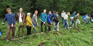 Spatenstich zum Ausheben der Versickerungsmulde im Brucker Moos bei Aßling. Bild: DAV / Jochen Cantner