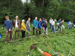 Spatenstich zum Ausheben der Versickerungsmulde im Brucker Moos bei Aßling. Bild: DAV / Jochen Cantner