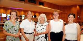 V.l.: Theresa von Hassel, Gersthofens Bürgermeisterin Susanne Olita, Anne-Marie und Constanze von Hassel und Barbara Bühler-Karpati. Bild: JMK
