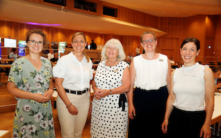 V.l.: Theresa von Hassel, Gersthofens Bürgermeisterin Susanne Olita, Anne-Marie und Constanze von Hassel und Barbara Bühler-Karpati. Bild: JMK