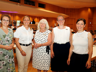 V.l.: Theresa von Hassel, Gersthofens Bürgermeisterin Susanne Olita, Anne-Marie und Constanze von Hassel und Barbara Bühler-Karpati. Bild: JMK