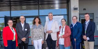 V.l.: Anne Vanek (GF Palliamo), Prof. Dr. Christoph Ostgathe (Sprecher DGP), Tanja Schweiger (Landrätin von Regensburg), Dr. Thomas Burger (OB von Regensburg), Katja Goudinoudis (Sprecherin DGP), Willy Knödlseder (Vorstandsvorsitzender BHPV), Timo Grantz (GF BHPV). Bild: Sebastian Bauer