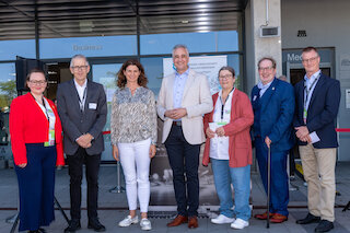 V.l.: Anne Vanek (GF Palliamo), Prof. Dr. Christoph Ostgathe (Sprecher DGP), Tanja Schweiger (Landrätin von Regensburg), Dr. Thomas Burger (OB von Regensburg), Katja Goudinoudis (Sprecherin DGP), Willy Knödlseder (Vorstandsvorsitzender BHPV), Timo Grantz (GF BHPV). Bild: Sebastian Bauer
