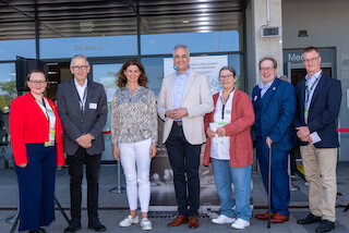 V.l.: Anne Vanek (GF Palliamo), Prof. Dr. Christoph Ostgathe (Sprecher DGP), Tanja Schweiger (Landrätin von Regensburg), Dr. Thomas Burger (OB von Regensburg), Katja Goudinoudis (Sprecherin DGP), Willy Knödlseder (Vorstandsvorsitzender BHPV), Timo Grantz (GF BHPV). Bild: Sebastian Bauer