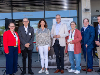 V.l.: Anne Vanek (GF Palliamo), Prof. Dr. Christoph Ostgathe (Sprecher DGP), Tanja Schweiger (Landrätin von Regensburg), Dr. Thomas Burger (OB von Regensburg), Katja Goudinoudis (Sprecherin DGP), Willy Knödlseder (Vorstandsvorsitzender BHPV), Timo Grantz (GF BHPV). Bild: Sebastian Bauer