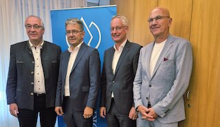 V.l.: Franz Löffler, Präsident des Bayerischen Bezirketags, Thomas Karmasin, Präsident des Bayerischen Landkreistags, Markus Pannermayr, Vorsitzender des Bayerischen Städtetags und Dr. Uwe Brandl, Präsident des Bayerischen Gemeindetags. Bild: Bayerischer Gemeindetag