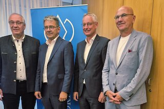 V.l.: Franz Löffler, Präsident des Bayerischen Bezirketags, Thomas Karmasin, Präsident des Bayerischen Landkreistags, Markus Pannermayr, Vorsitzender des Bayerischen Städtetags und Dr. Uwe Brandl, Präsident des Bayerischen Gemeindetags. Bild: Bayerischer Gemeindetag