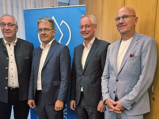 V.l.: Franz Löffler, Präsident des Bayerischen Bezirketags, Thomas Karmasin, Präsident des Bayerischen Landkreistags, Markus Pannermayr, Vorsitzender des Bayerischen Städtetags und Dr. Uwe Brandl, Präsident des Bayerischen Gemeindetags. Bild: Bayerischer Gemeindetag