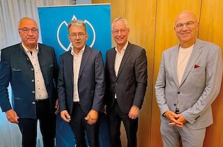 V.l.: Franz Löffler, Präsident des Bayerischen Bezirketags, Thomas Karmasin, Präsident des Bayerischen Landkreistags, Markus Pannermayr, Vorsitzender des Bayerischen Städtetags und Dr. Uwe Brandl, Präsident des Bayerischen Gemeindetags. Bild: Bayerischer Gemeindetag