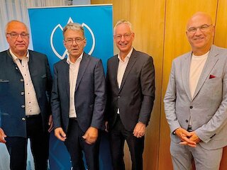 V.l.: Franz Löffler, Präsident des Bayerischen Bezirketags, Thomas Karmasin, Präsident des Bayerischen Landkreistags, Markus Pannermayr, Vorsitzender des Bayerischen Städtetags und Dr. Uwe Brandl, Präsident des Bayerischen Gemeindetags. Bild: Bayerischer Gemeindetag