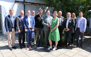 Referierten und diskutierten zum Thema Innenentwicklung im ländlichen Raum, v.l.: Dr. Olaf Heinrich, Dr. Rudolf Neumaier, Dr. Clemens Knobling, Dr. Reinhard Saller, Prof. Stephan Rauch, Julien Pursch, Prof. Veronika Kammerer, Rolf-Peter Klar, Alfons Döringer, Claudia Stadler und Thomas Mittermeier. (Foto: Bezirk Niederbayern/Roider)