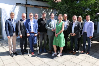 Referierten und diskutierten zum Thema Innenentwicklung im ländlichen Raum, v.l.: Dr. Olaf Heinrich, Dr. Rudolf Neumaier, Dr. Clemens Knobling, Dr. Reinhard Saller, Prof. Stephan Rauch, Julien Pursch, Prof. Veronika Kammerer, Rolf-Peter Klar, Alfons Döringer, Claudia Stadler und Thomas Mittermeier. (Foto: Bezirk Niederbayern/Roider)