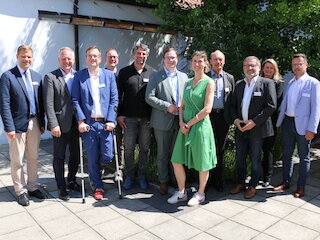 Referierten und diskutierten zum Thema Innenentwicklung im ländlichen Raum, v.l.: Dr. Olaf Heinrich, Dr. Rudolf Neumaier, Dr. Clemens Knobling, Dr. Reinhard Saller, Prof. Stephan Rauch, Julien Pursch, Prof. Veronika Kammerer, Rolf-Peter Klar, Alfons Döringer, Claudia Stadler und Thomas Mittermeier. (Foto: Bezirk Niederbayern/Roider)