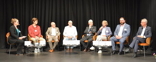 V.l. Moderatorin Constanze von Hassel, Bayerische GemeindeZeitung, Studenten-Vertreter Vitus Heigenhauser, Andreas Löffert Geschäftsführer Zweckverband Hafen Straubing-Sand und Biocampus GmbH, Dr. Norbert Fröhlich, Geschäftsführer des TUM-Campus, Dr. Bernhard Widmann, Leiter des Technologie- und Förderzentrums (TFZ), Edmund Langer, Geschäftsführer c.a.r.m.e.n. e.V., Landrat Tobias Beck, Landkreis Straubing-Bogen und Oberbürgermeister Markus Pannermayr, Stadt Straubing. Bild: c.a.r.m.e.n. e.V.