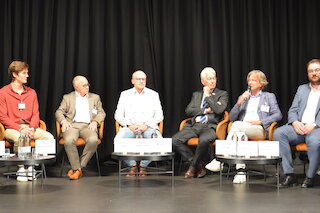 V.l. Moderatorin Constanze von Hassel, Bayerische GemeindeZeitung, Studenten-Vertreter Vitus Heigenhauser, Andreas Löffert Geschäftsführer Zweckverband Hafen Straubing-Sand und Biocampus GmbH, Dr. Norbert Fröhlich, Geschäftsführer des TUM-Campus, Dr. Bernhard Widmann, Leiter des Technologie- und Förderzentrums (TFZ), Edmund Langer, Geschäftsführer c.a.r.m.e.n. e.V., Landrat Tobias Beck, Landkreis Straubing-Bogen und Oberbürgermeister Markus Pannermayr, Stadt Straubing. Bild: c.a.r.m.e.n. e.V.