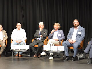 V.l. Moderatorin Constanze von Hassel, Bayerische GemeindeZeitung, Studenten-Vertreter Vitus Heigenhauser, Andreas Löffert Geschäftsführer Zweckverband Hafen Straubing-Sand und Biocampus GmbH, Dr. Norbert Fröhlich, Geschäftsführer des TUM-Campus, Dr. Bernhard Widmann, Leiter des Technologie- und Förderzentrums (TFZ), Edmund Langer, Geschäftsführer c.a.r.m.e.n. e.V., Landrat Tobias Beck, Landkreis Straubing-Bogen und Oberbürgermeister Markus Pannermayr, Stadt Straubing. Bild: c.a.r.m.e.n. e.V.