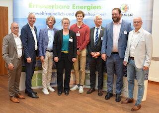 V.l. Andreas Löffert Geschäftsführer Zweckverband Hafen Straubing-Sand und Biocampus GmbH, Oberbürgermeister Markus Pannermayr, Stadt Straubing, Edmund Langer, Geschäftsführer c.a.r.m.e.n. e.V., Moderatorin Constanze von Hassel, Bayerische GemeindeZeitung, Studenten-Vertreter Vitus Heigenhauser, Dr. Bernhard Widmann, Leiter des Technologie- und Förderzentrums (TFZ), Landrat Tobias Beck, Landkreis Straubing-Bogen und Dr. Norbert Fröhlich, Geschäftsführer des TUM-Campus. Bild: c.a.r.m.e.n. e.V.