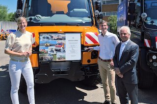 V.l.: Oberbürgermeisterin Katrin Albsteiger, Geschäftsführer Tim Oßwald und Prof. Gerhard Mayer vor dem neuen Unimog der Stadt Neu-Ulm. Bild: CH