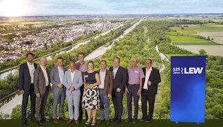 Mit dabei beim Get-Together im historischen Dampfkraftwerk Gersthofen: v.l.: Michael Bohlinger (Geschäftsführer LEW Wasserkraft), Dietrich Gemmel (Vorstand LEW), Malte Suderkötter (Vorstand LEW), Staatsminister Thorsten Glauber, Bernd Zitzelsberger (Dritter Bgm. Stadt Augsburg), Abgeordnete Marina Jacob, MdL, Abgeordneter Wolfgang Fackler, MDL, Marian Rappl (Hauptgeschäftsführer VBEW), Dr. Andreas Otto (Präsident Fischereiverband Schwaben), Martin Glink (Geschäftsführer LEW Wasserkraft). Foto: LEW / Jonas Ziegler