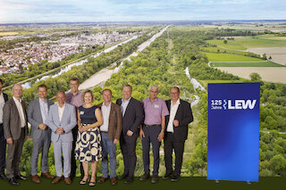 Mit dabei beim Get-Together im historischen Dampfkraftwerk Gersthofen: v.l.: Michael Bohlinger (Geschäftsführer LEW Wasserkraft), Dietrich Gemmel (Vorstand LEW), Malte Suderkötter (Vorstand LEW), Staatsminister Thorsten Glauber, Bernd Zitzelsberger (Dritter Bgm. Stadt Augsburg), Abgeordnete Marina Jacob, MdL, Abgeordneter Wolfgang Fackler, MDL, Marian Rappl (Hauptgeschäftsführer VBEW), Dr. Andreas Otto (Präsident Fischereiverband Schwaben), Martin Glink (Geschäftsführer LEW Wasserkraft). Foto: LEW / Jonas Ziegler