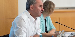 Foto einer Person am Rednerpult